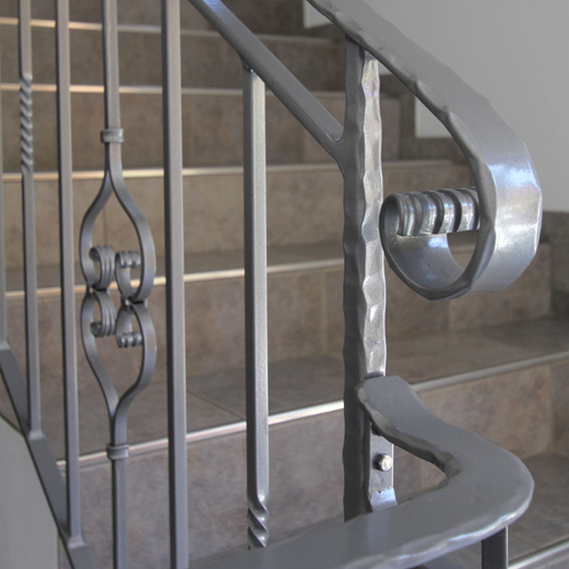 Mehrfamilienhaus Sils | Treppengeländer mit Schmiedeteilen
