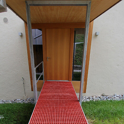 Einfamillienhaus Sent | Eingangsbrücke mit PVC Gitterrost