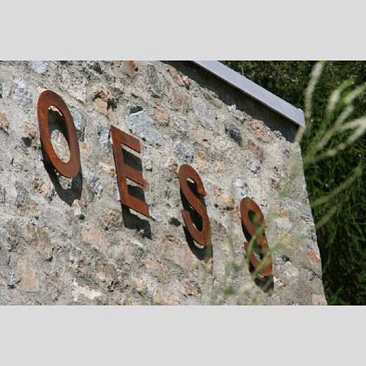 OESS Ouvra Electrica Susasca Susch 2011 | Beschriftung aus rostigem Blech | Architekt Mengia Mathis S-chanf