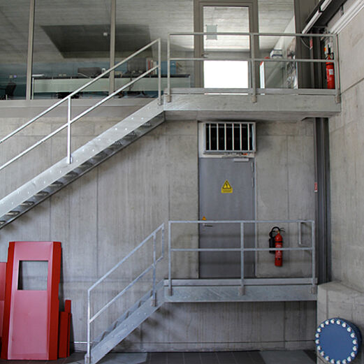 OESS Ouvra Electrica Susasca Susch 2011 | Innentreppe mit Gitterrosten feuerverzinkt | Architekt Mengia Mathis S-chanf
