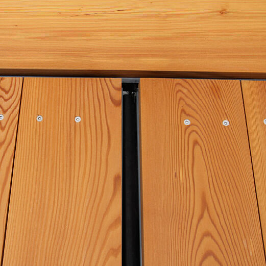Mehrfamilienhaus Scuol | Detail Seitensektionaltor