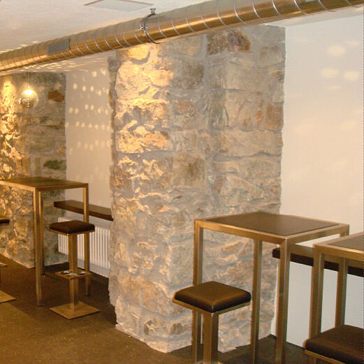 Bar St. Moritz | Tische und Barhocker aus Chromstahl