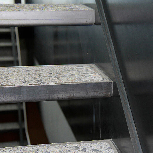 Gewerbebau S-chanf | Detail Innentreppe aus Stahlblech roh