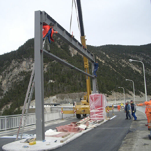Staumauer Punt dal Gall | Stahlbau mit Blechdach