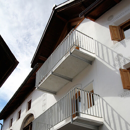 Einfamilienhaus Scuol | Geländer mit Staketen