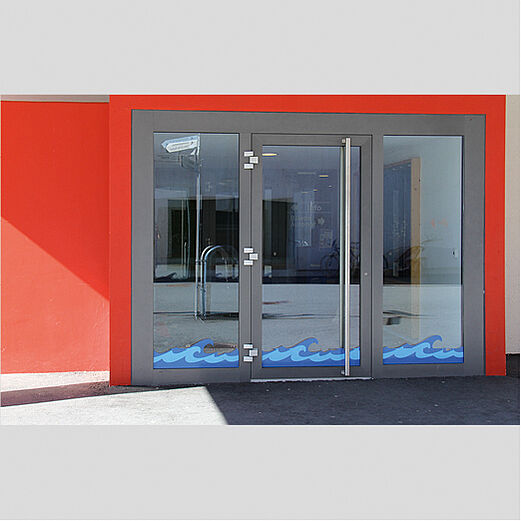 Gemeinde Zernez 2008 | Familienbad, Einganstüre | Architekt Castelani+Bulfoni Scuol
