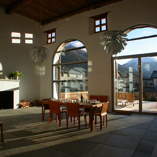 Haus Cinuos-chel | Verglasungen in Chromstahl