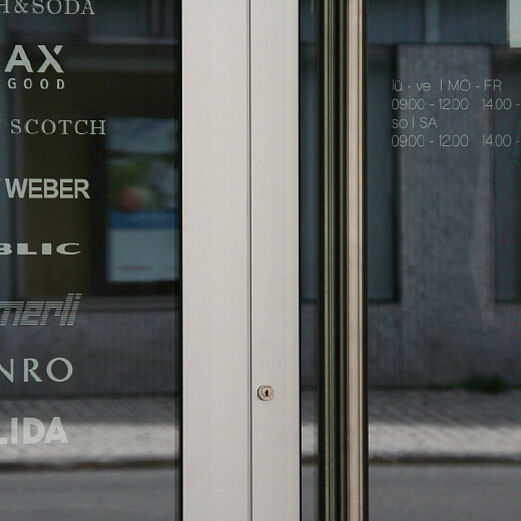 Mehrzweckbau Scuol | Detail Vitrinen und Ladentüre