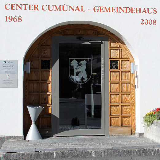 Gemeindehaus Zernez | Aluminiumtüre in Alte Holztüre integriert