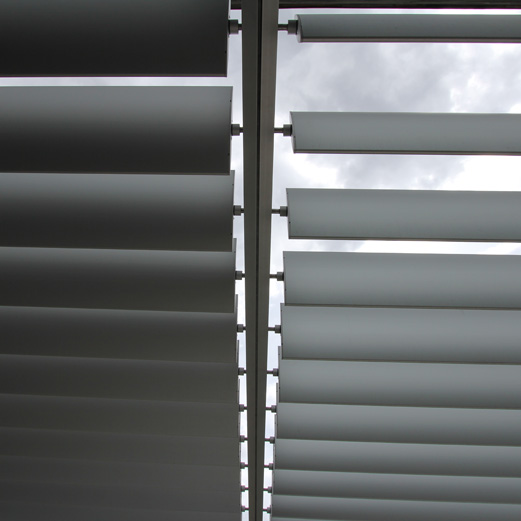 Wohn+Geschäftshaus Scuol | Detail Sonnenschutz mit beweglichen Lamellen