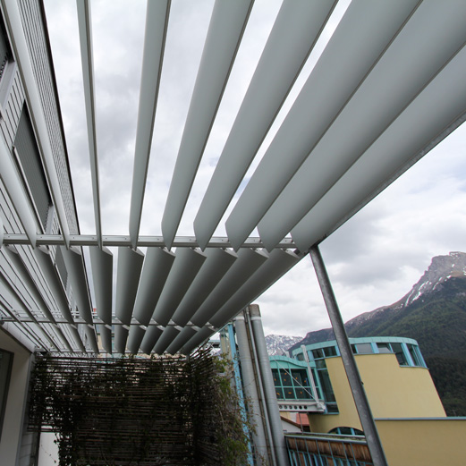 Wohn+Geschäftshaus Scuol | Sonnenschutz mit beweglichen Lamellen