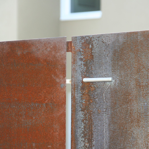 Haus Scuol | Detail Gartentor rostig