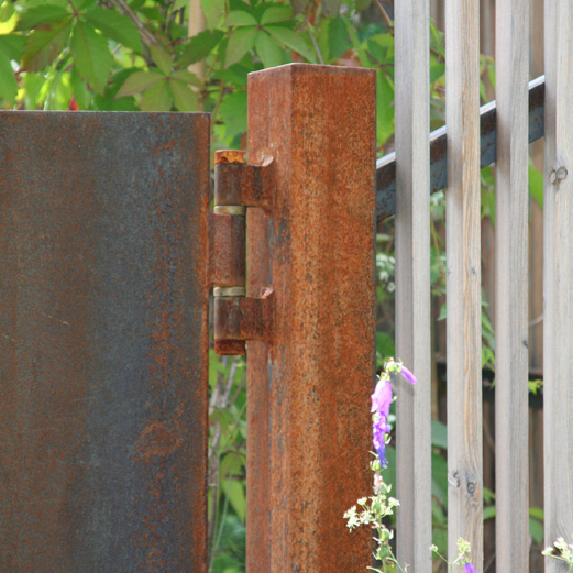 Haus Scuol | Detail Gartentor rostig