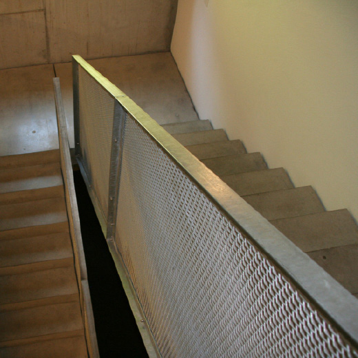 Hochalpines Institut Ftan 2011 | Treppengeländer aus Streckmetall | Architekt M. Feuerstein Scuol