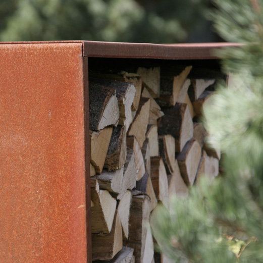 Einfamilienhaus Bever | Detail Holzkisten rostig