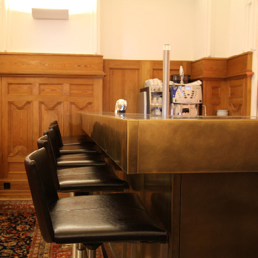 Hotel Schweizerhof St. Moritz 2010 | Hallenbar aus Messing brüniert | Planer Joos GPI St. Moritz