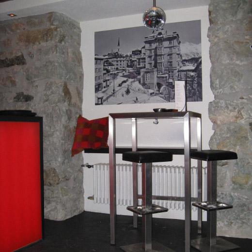 Hotel Schweizerhof St. Moritz 2008 | Mulibar, Hocker und Tische aus Inox geschliffen | Planer Joos GPI St. Moritz