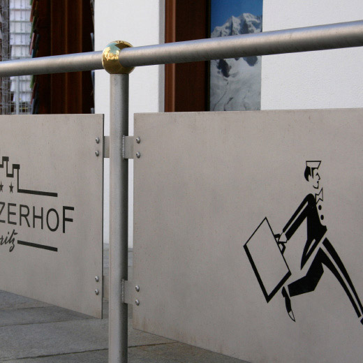 Hotel Schweizerhof St. Moritz 2010 | Aussengeländer aus Inox. Glasperlgestrahlt, Logo, Goldkugeln | Planer Joos GPI St. Moritz