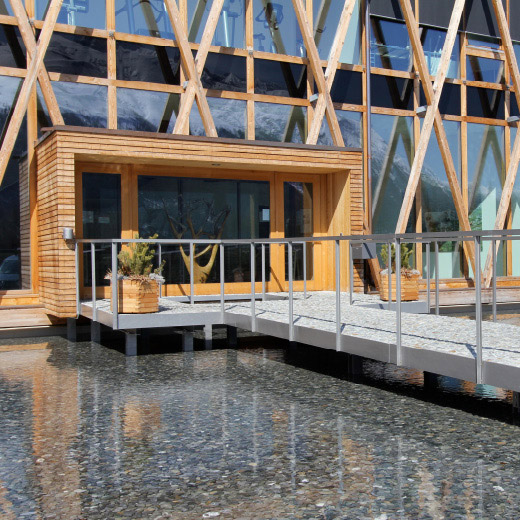 Serlas Parc S-chanf 2011 | Passarelle aus Stahl lackiert, mit Bollensteinen gepflastert | Architekt Studio Maurizio Maloja