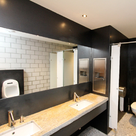 Serlas Parc S-chanf 2011 | Dusche und Toiletten mit Stahlblechverkleidungen roh | Architekt Studio Maurizio Maloja