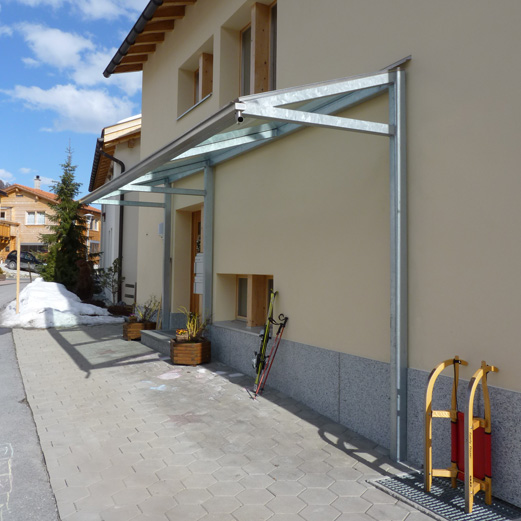 Einfamilienhaus Ftan | Vordach mit Glas