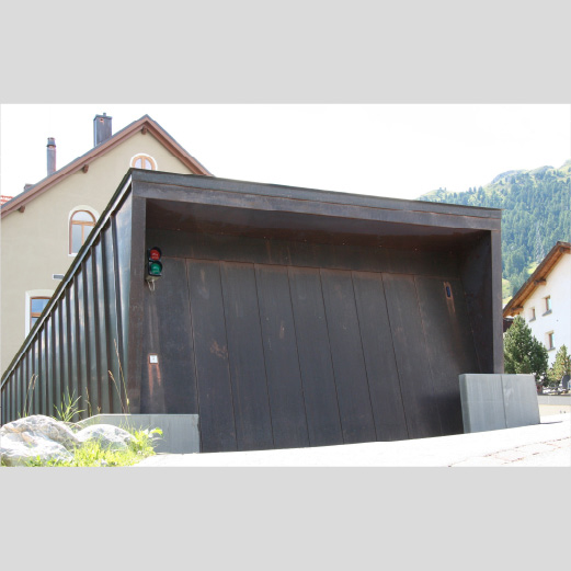 Mehrfamilienhaus Celerina | Kipptor mit Kupferverkleidung